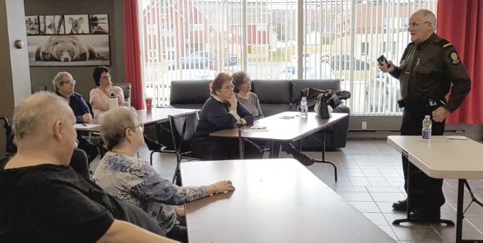 les clients de aphc à l'écoute d'un conferencier