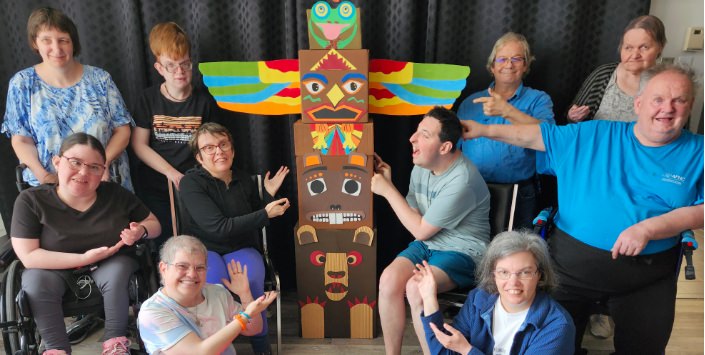 les clients de aphc devant leur oeuvre_d'art