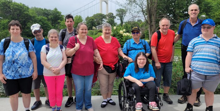 les clients de aphc en photo de groupe lors d'une sortie plein air