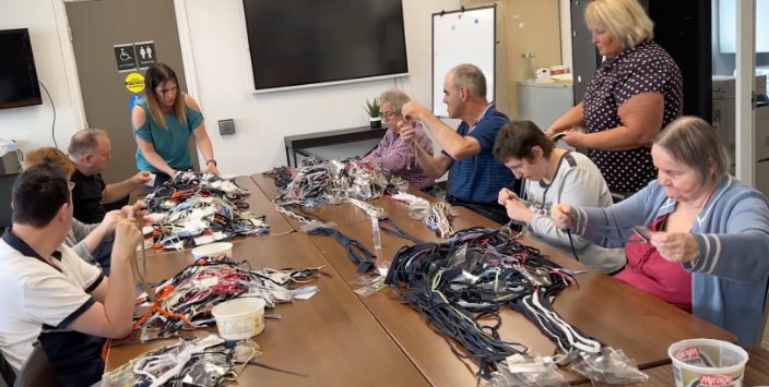 les clients de aphc font un atelier de bricolage