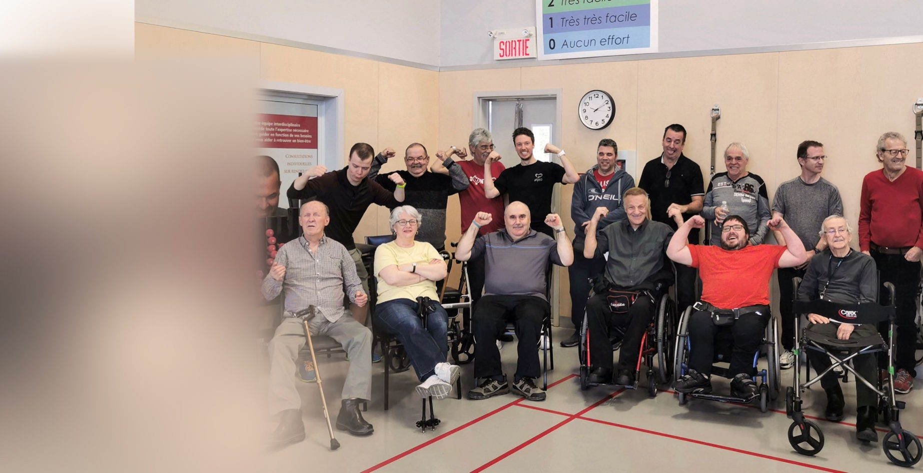 photo de groupe les usagers du APHC dans un gymnase