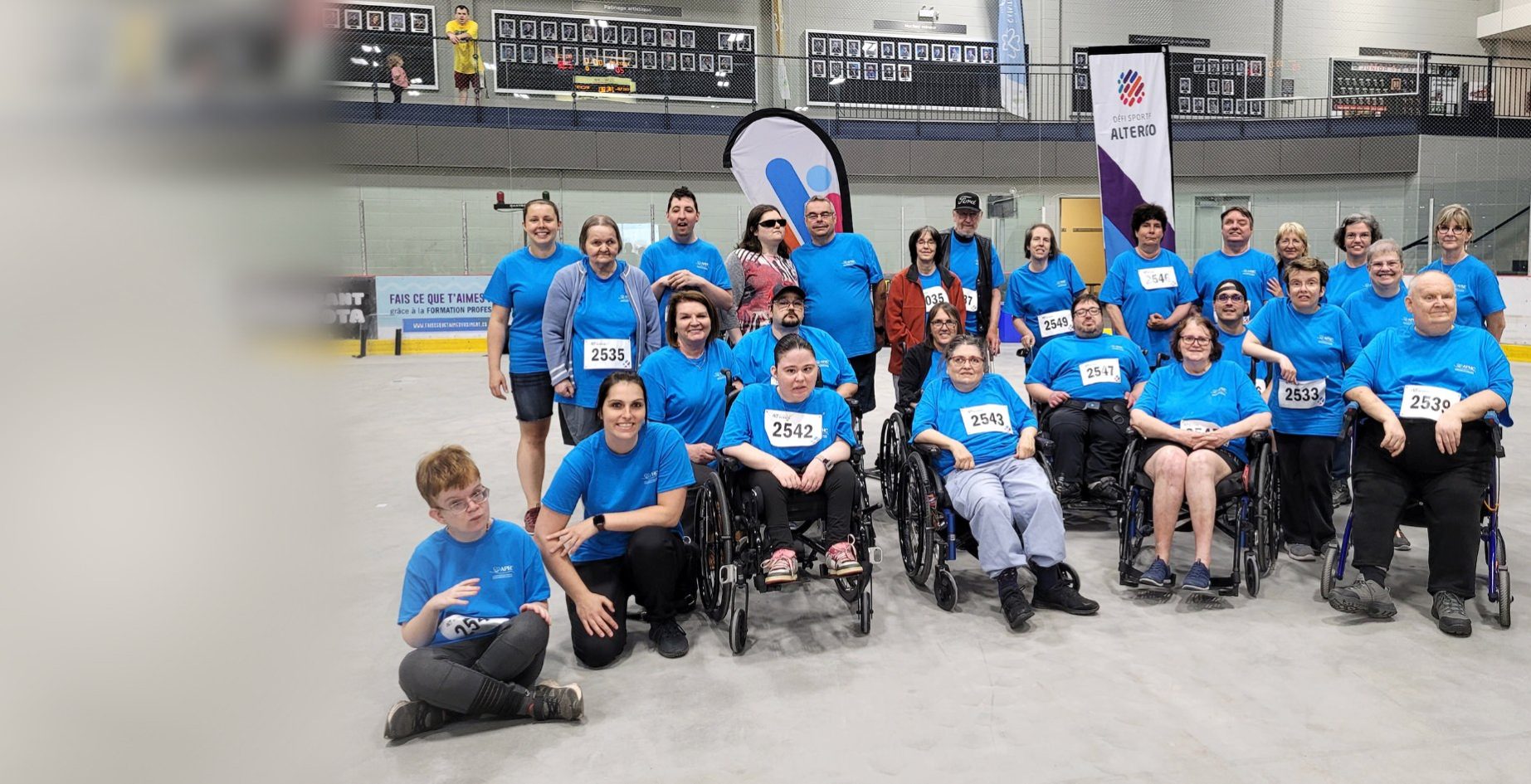 photo de groupe les usagers du APHC sur une patinoire