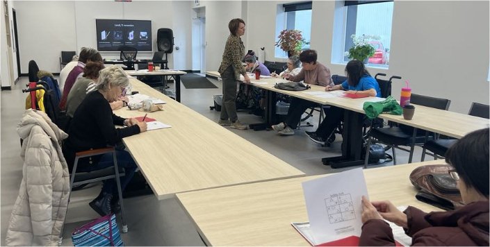 usagers de aphc assis autour de tables