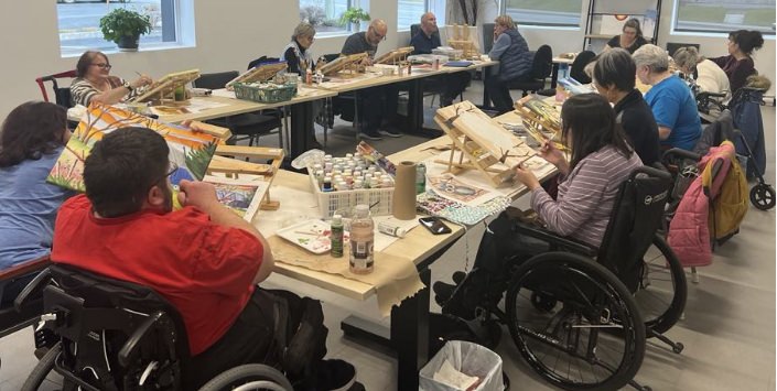 usagers de aphc font peinture et bricolage
