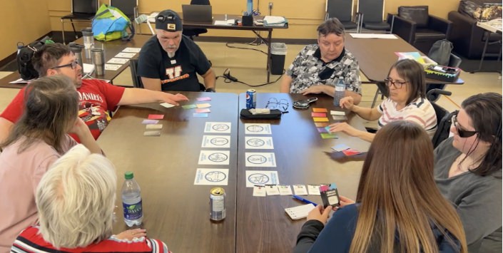 usagers de aphc jouent aux cartes