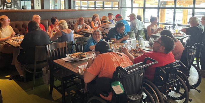 usagers de aphc prennent un repas